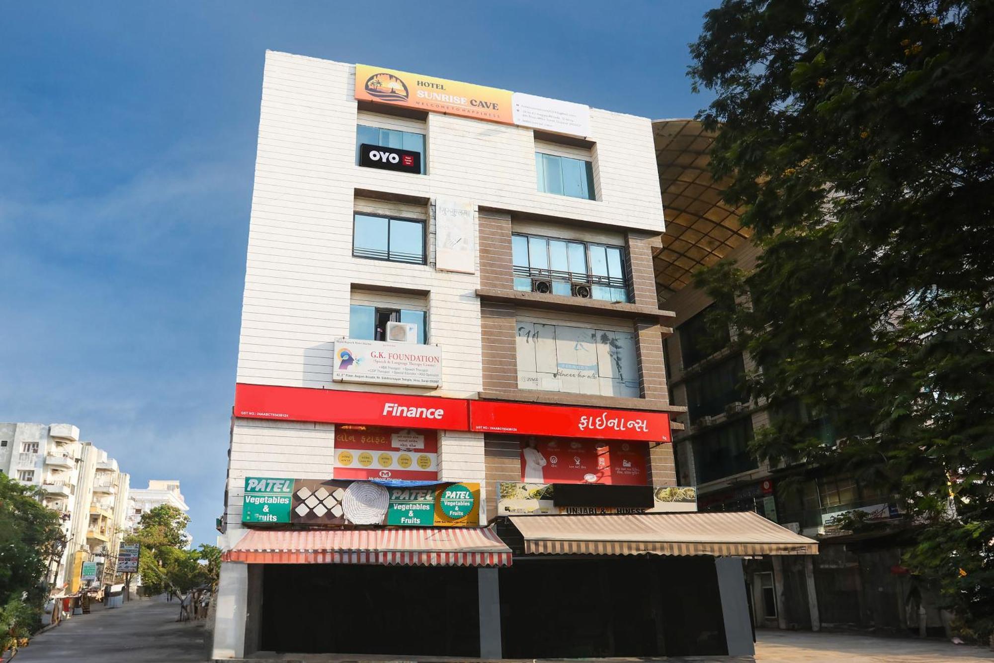 OYO Flagship 74901 Hotel Kumkum Palace Bhatha Exterior foto
