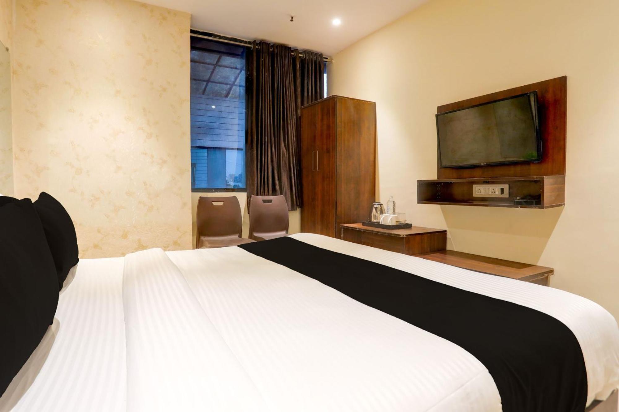 OYO Flagship 74901 Hotel Kumkum Palace Bhatha Exterior foto